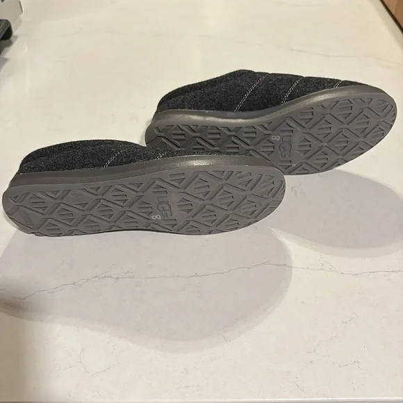 UGG sz 8 men’s slippers or
women’s sz 91/2 a 10 - Picture 4 of 5